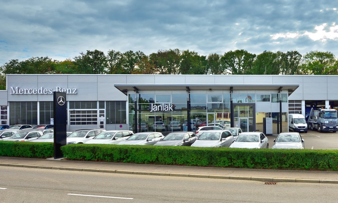 Außenansicht des Autohaus Janiak.