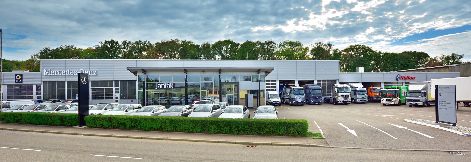 Kontakt | Mercedes-Benz Außenansicht des Autohaus Janiak.
